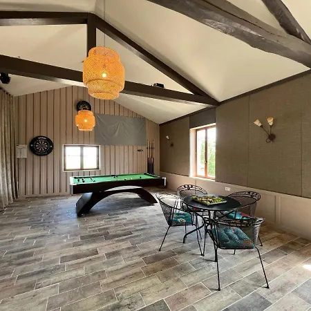 Apartmán Luxurious In With Swimming Pool