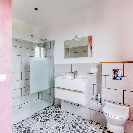 Luxurious In With Swimming Pool Apartmán *